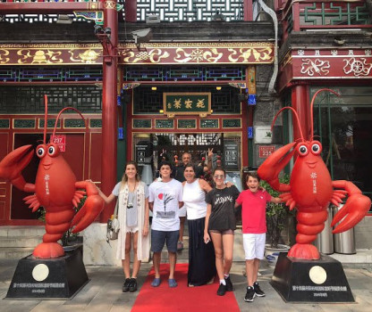 Marla Nehgme y Hernán Llona con sus hijos Josefina, Hernán, Agustín y Florencia